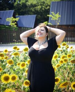 Gezgin Kız Yazar Damla Göçer; Bir ayçiçeği tarlası gördüm mü eskiden beri içime huzur dolar…