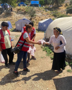 Bağışçımızdan gelen adaklık koyun kesilerek dağınık yerleşkede Çadırda kalan ailelere Kızılay Hatay Üye ve Gönüllülerimiz tarafından Et olarak teslim edildi…