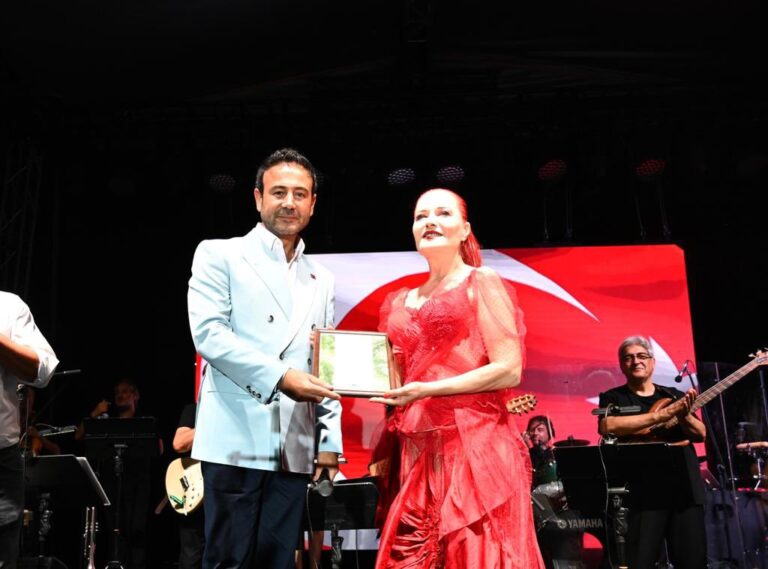 BEŞİKTAŞ’TA ZAFER COŞKUSU FENER ALAYI YÜRÜYÜŞÜ VE CANDAN ERÇETİN KONSERİYLE KUTLANDI!