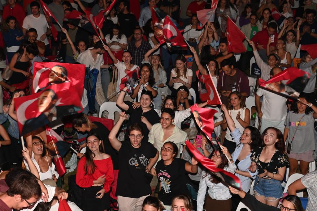 A MİLLİ KADIN VOLEYBOL TAKIMI AVRUPA ŞAMPİYONU OLDU! BEŞİKTAŞLI VATANDAŞLAR A MİLLİ VOLEYBOL TAKIMININ FİNAL HEYECANINI CÜNEYT ARKIN SANATÇILAR PARKI’NDA YAŞADI!