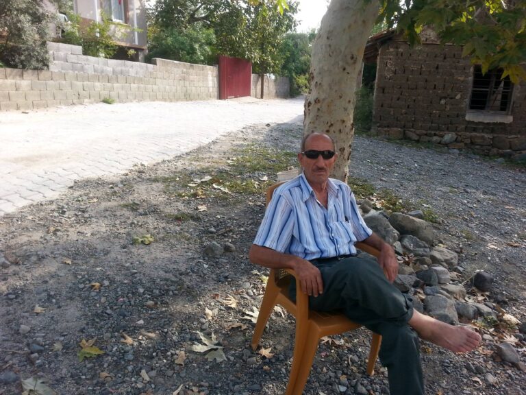 Erzin’de bir zamanlar Güzel insan Bir Çavuş Mehmet Ergüler, yaşardı… Bizim gibi. Adaletsizliğe ve şerefsizliğe yenik düştü, göçüp gitti…