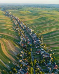 Bir Sokak Sułoszowa Köyü, Polonya ve Ardahan Tepeler Köyü 2 Kare…