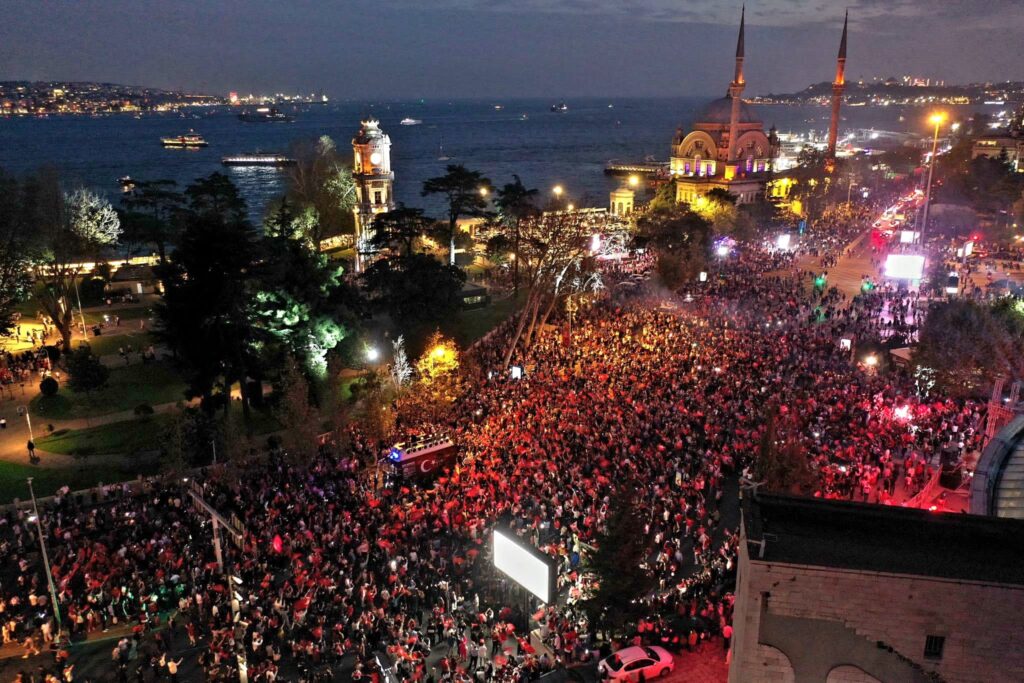 CUMHURİYETİN 100. YILI BEŞİKTAŞ’TA COŞKUYLA KUTLANDI… Akbayram, Eşkıya Dünyaya Hükümdar Olmaz, ezgileriyle unutulmaz bir gece yaşandı…