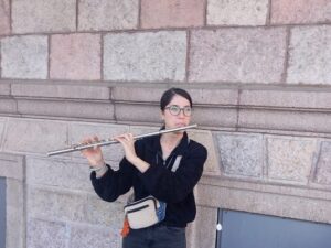 Beşiktaş sokaklarında flütçü kız Özgürlüğün melodileri ile Dinleyenleri kendisine hayran bırakıyor…