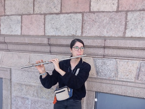 Beşiktaş sokaklarında flütçü kız Özgürlüğün melodileri ile Dinleyenleri kendisine hayran bırakıyor…