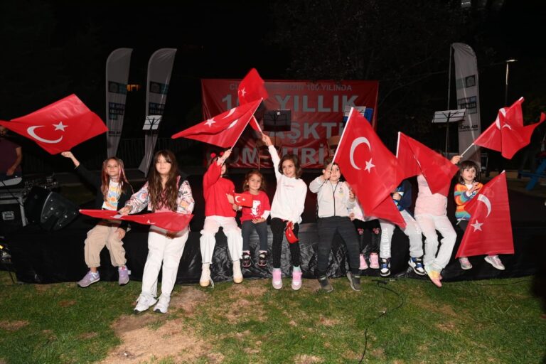 BEŞİKTAŞ BELEDİYESİ ‘100 YILLIK BİR AŞKTIR CUMHURİYET’ KONSERİ DÜZENLEDİ!