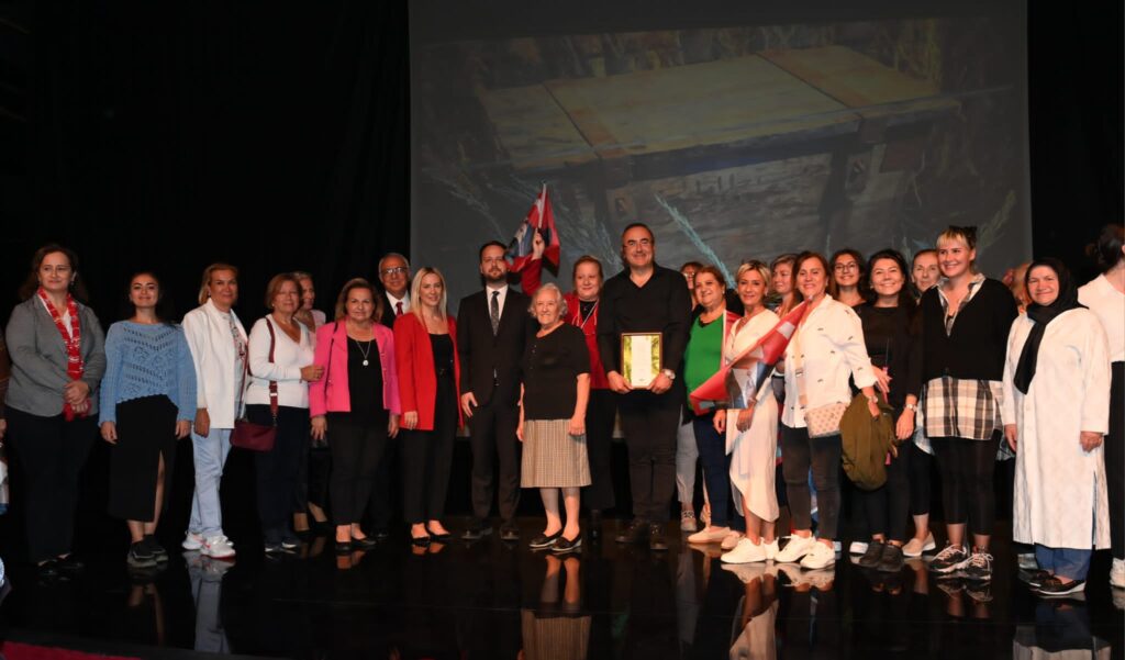 YAZAR VE ŞAİR SUNAY AKIN BEŞİKTAŞ’TA ‘CUMHURİYET YOLUNDA’ GÖSTERİSİ DÜZENLEDİ!