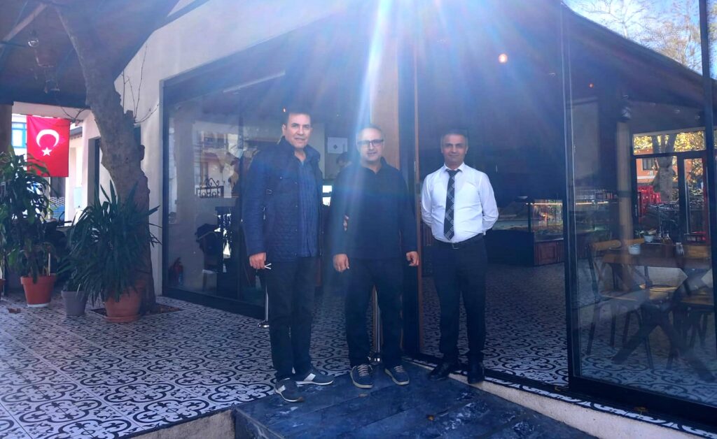 Karamürsel’de Kahvaltı Yapmak İsterseniz Denize Sıfır Geniş Bahçeli Çay-Kahve İçebileceğimiz Manzaralı Bir Yer…