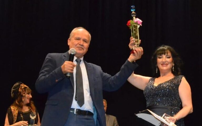 Dünya’nın ilk çiçek kristal kupası 2023 yılın en iyi sunucu onur ödülü olarak Özlem Kurt’a verildi…