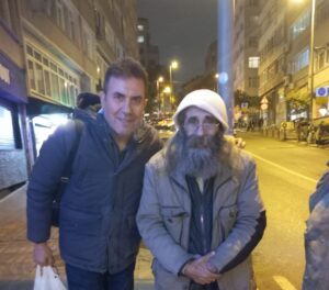 Beşiktaş’ta Kâğıt Toplayan Sakallı Kibar Ahmet Beşiktaş’ta “Aç Kalmıyorum, Çok Mutluyum!”