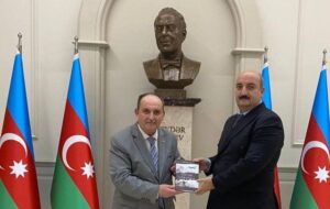 Sayın Mustafa NAZİLLİ Tarafından Azerbaycan Ankara Büyük Elçi Yardımcısı Elham ZEYNALOVA Kitap Hediye Edildi…