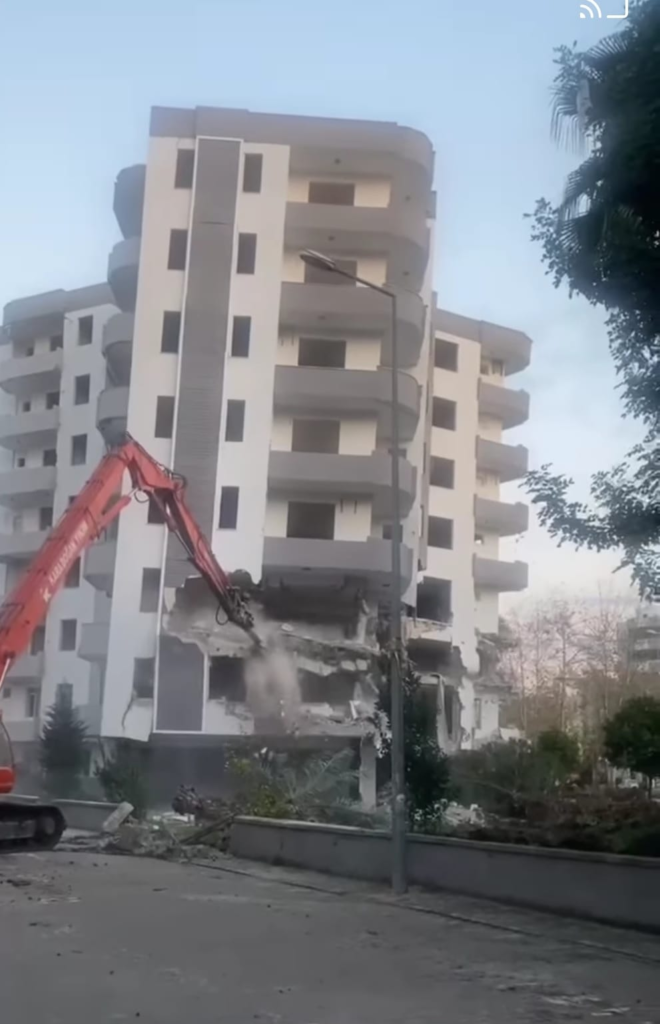 CEYHAN’DA AĞIR HASARLI BİNALARIN YIKIMI BAŞLADI