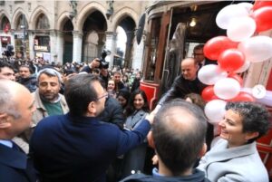 14 Şubat, Sevgililer Gününde, İstiklal Caddesindesin de Müfit Yetkin ile Ekrem İmamoğlu’nun İlginç Tokalaşması…  