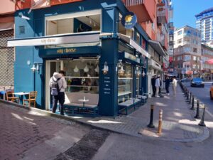 BEŞİKTAŞ’TA KİTAP EVLERİ TEK TEK NEDEN KAPANIYOR?