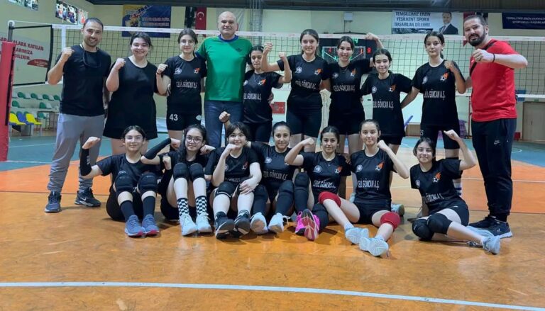 Hatay il üçüncüsü olarak Erzin tarihinin kupa kazanan ilk kız takımı unvanını elde eden…