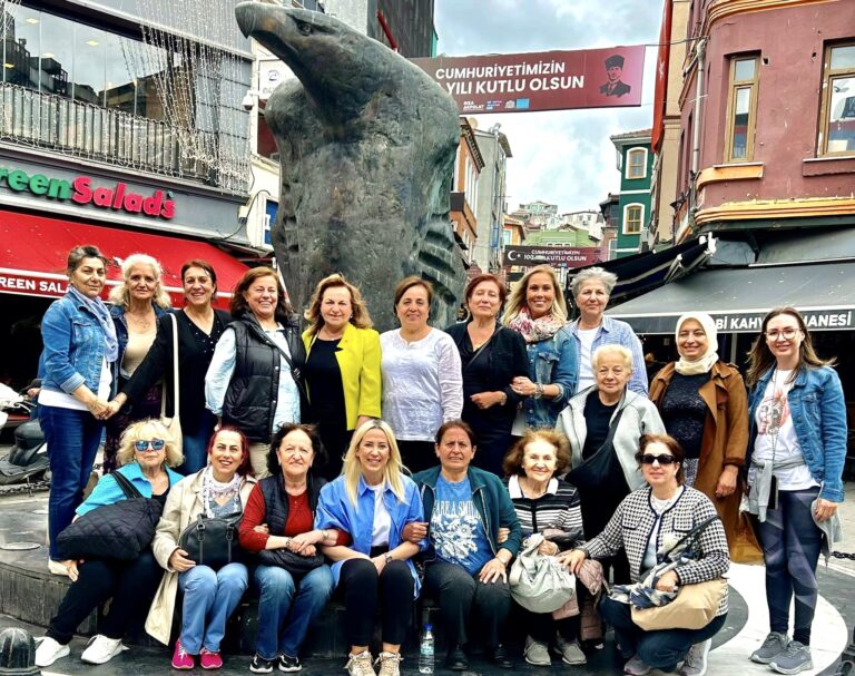 Beşiktaş’ta Ferhunde Şirin ve Arkadaşları Türkiye Kupası Zaferini Beşiktaş Kartal Heykeli Önünde Kutladı…