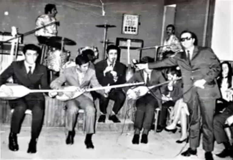 Adana Yollarında, Şarkısını Menşur Yapan Sanatçımız Ümit Öcal’ı Saygıyla Anıyoruz…