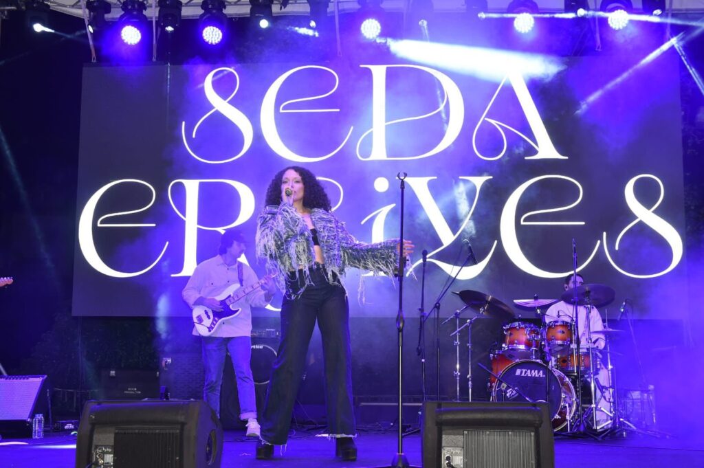 BEŞİKTAŞ GENÇLİK FESTİVALİ KONSERLERİ SEDA ERCİYES İLE BAŞLADI DEV EKRANDA MİLLİLERİMİZE DESTEK