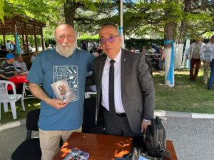 “Demiryolu Meslek Okulu’nun Geleneksel Pilav Günü’nde Mezunlar, Şair ve Yazar Mustafa Erkenekli ile Buluştu.”