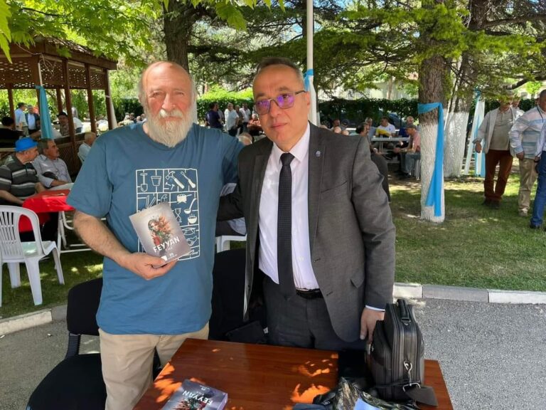 “Demiryolu Meslek Okulu’nun Geleneksel Pilav Günü’nde Mezunlar, Şair ve Yazar Mustafa Erkenekli ile Buluştu.”