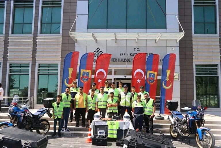 Erzin Jandarma’dan Motosiklet Sürücülerine Reflektif Yelek Dağıttı…