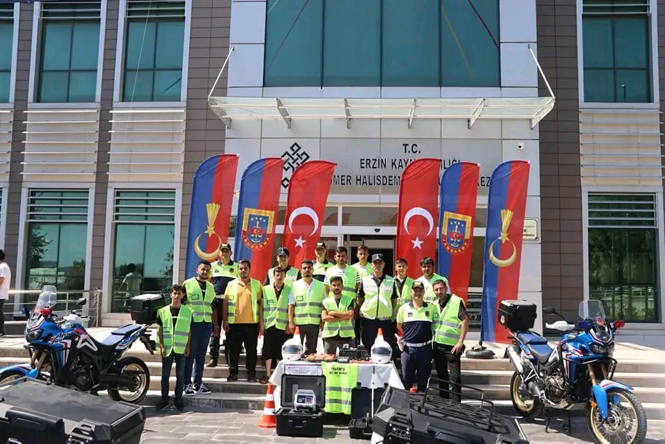 Erzin Jandarma’dan Motosiklet Sürücülerine Reflektif Yelek Dağıttı…