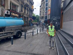 Beyoğlu Caddeleri Köpüklü Sularla Yıkanıyor…