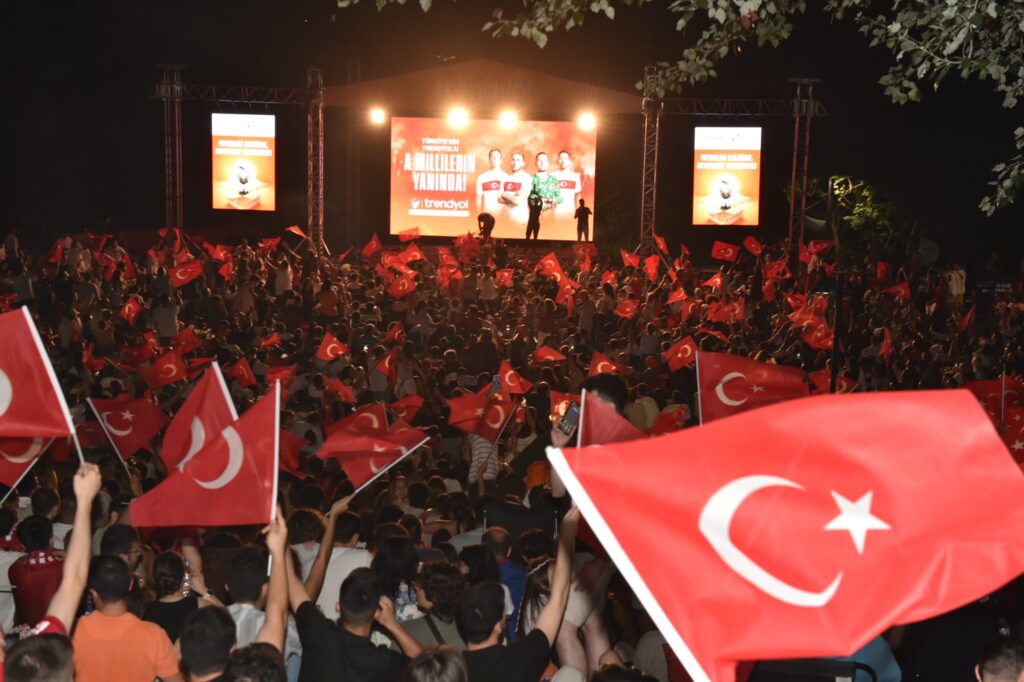 MİLLİ HEYECAN BEŞİKTAŞ’TA SANATÇILAR PARKI’NDA YAŞANDI!BAŞKAN RIZA AKPOLAT MİLLİ TAKIMI TEBRİK ETTİ!