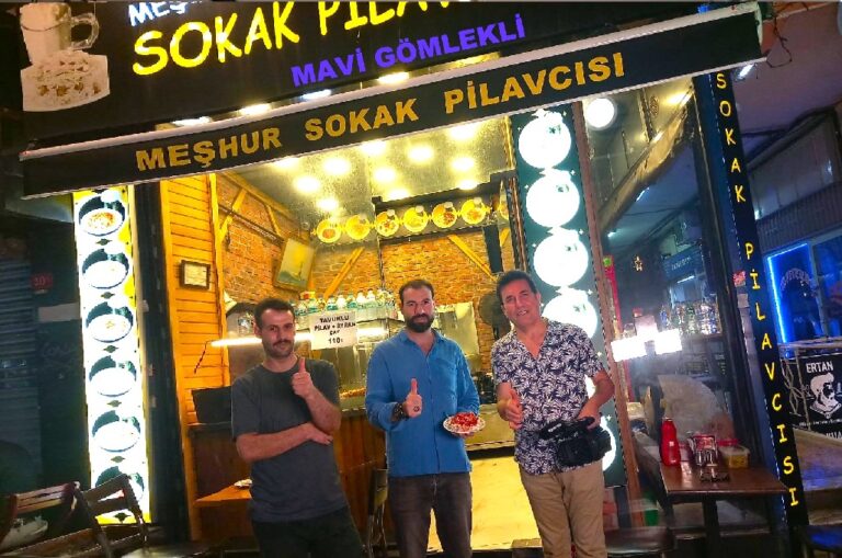 Beşiktaş’ın Simgesi: Mavi Gömlekli Sokak Pilavcısı Özel Videoyla Sizlerle…