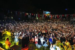 1 EYLÜL DÜNYA BARIŞ GÜNÜ’NDE SELDA BAĞCAN BEŞİKTAŞ’TA SAHNEALDI