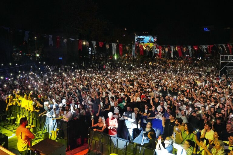 1 EYLÜL DÜNYA BARIŞ GÜNÜ’NDE SELDA BAĞCAN BEŞİKTAŞ’TA SAHNEALDI