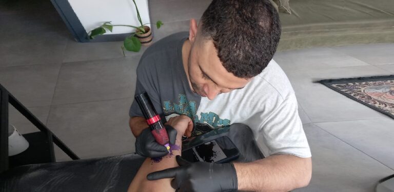 Ömer Tekik’in Sanatıyla Beşiktaş Şair Nedim Caddesi’nde Dövme Sanatının Derin İzleri…