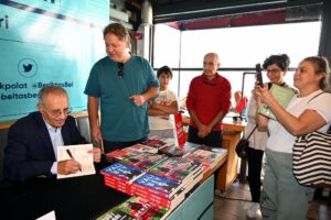 GAZETECİ VE YAZAR SAYGI ÖZTÜRK BEŞİKTAŞ BELTAŞ KİTAP KAFE’DE OKURLARIYLA BİR ARAYA GELDİ…