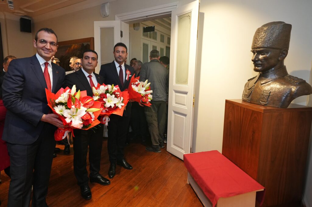 BEŞİKTAŞ, BEYOĞLU VE ŞİŞLİ’DEN BİNLERCE KİŞİ CUMHURİYET İÇİNYÜRÜDÜ…