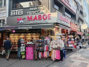 Kızlar Koşun Uygun Fiyat, Küpe Zincir Masge Accessories Beşiktaş’ta…