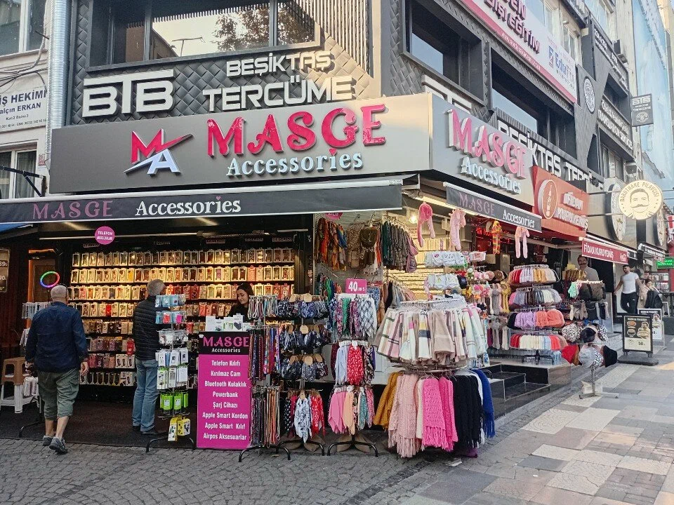 Kızlar Koşun Uygun Fiyat, Küpe Zincir Masge Accessories Beşiktaş’ta…