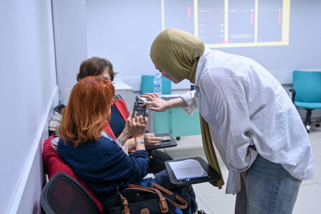 BEŞİKTAŞ BELEDİYESİ’NDEN 65 YAŞ ÜSTÜ KOMŞULARINADİJİTAL OKURYAZARLIK EĞİTİMİ