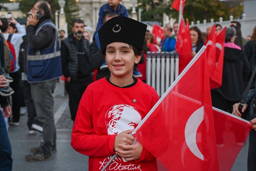 BEŞİKTAŞ’TA ON BİNLERCE KİŞİ CUMHURİYET YÜRÜYÜŞÜNEKATILDI