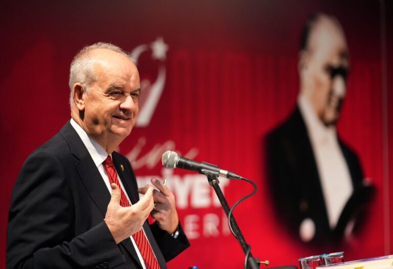 BEŞİKTAŞ’TA CUMHURİYET SÖYLEŞİLERİ’NİN KONUĞU İLKER BAŞBUĞ OLDU