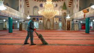 BEŞİKTAŞ BELEDİYESİ’NDEN RAMAZAN BAYRAMI ÖNCESİ CAMİLERDE KAPSAMLI TEMİZLİK