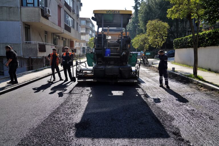 BEŞİKTAŞ’TA ULAŞIM KONFORU İÇİN ASFALT SEFERBERLİĞİ